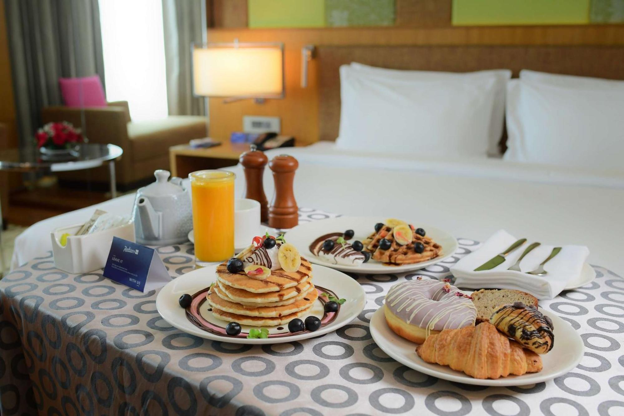 Radisson Blu Hotel Guwahati Exteriör bild Room service